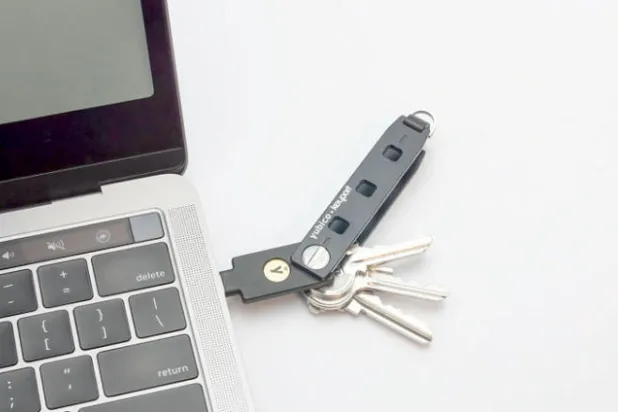 منظم لمفاتيح المنزل والسيارة  وأدوات وشرائح التخزين الرقمي