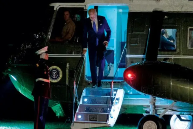 امریکی صدر جو بائیڈن پرسوں اپنے علاقائی دورے سے واپسی کے بعد وائٹ ہاؤس پہنچے۔  (ا.ب)