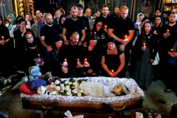 روسی حملے میں ہلاک ہونے والی 4 سالہ یوکراینی بچی لیزا کے رشتہ داروں نے کل وینیتسیا میں اس کی تدفین سے قبل اسے آخری بار دیکھ رہے ہیں (ا.ب)