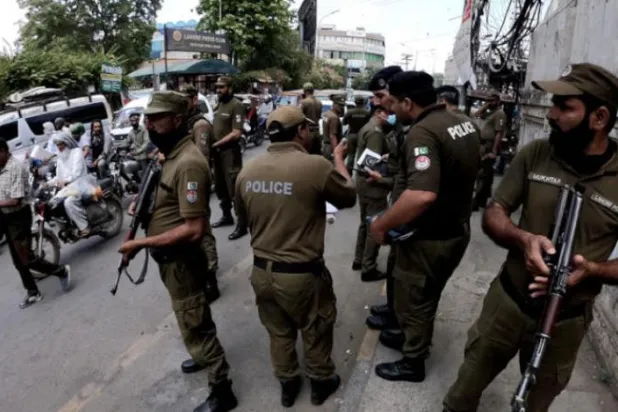 Pakistan polisi, geçen hafta sonunda Eski Başbakanı İmran Han’a sadık Tahrik-i İnsaf Partisi’nin destekçilerinin düzenlediği yürüyüşü önlemek için güvenlik alarmı halindeyken (EPA)