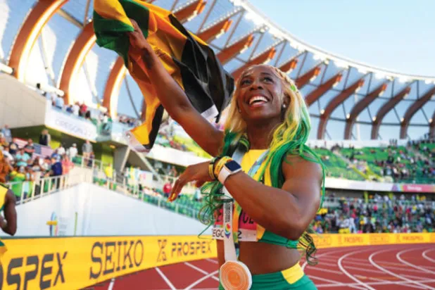 الجامايكية آن فريزر  تحتفل بذهبيتها التاريخية  في سباق 100 متر (رويترز)