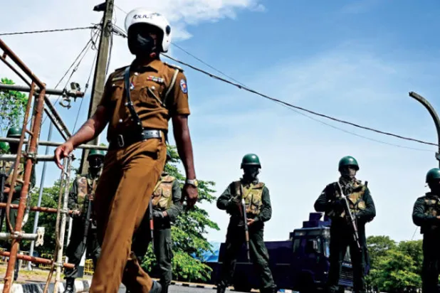 من الإجراءات الأمنية المتخذة في محيط البرلمان (أ.ف.ب)