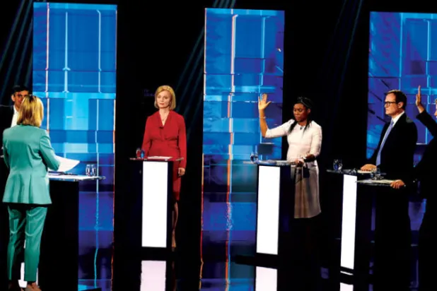 مرشحو منصب القيادة ريشي سوناك وليز تراس وكيمي بادينوش وتوم توجندهات وبيني موردنت خلال مناظرة «رئيس وزراء بريطانيا القادم» (إ.ب.أ)