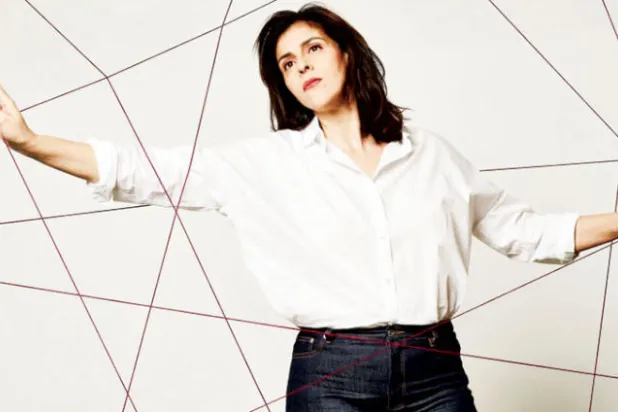 في «ارسملي بلاد» تترجم الفنانة حلمها في وطن يسكنه السلام (الشرق الأوسط)