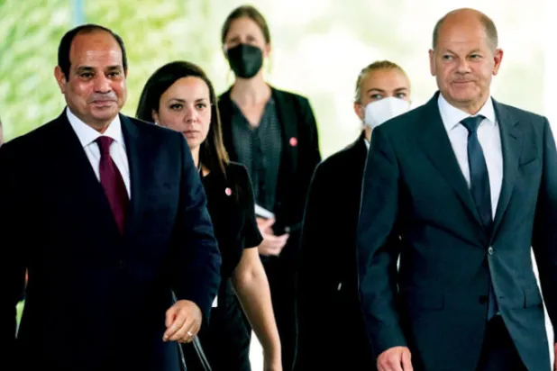 الرئيس السيسي والمستشار شولتس في الطريق إلى المؤتمر المناخي (د.ب.أ)