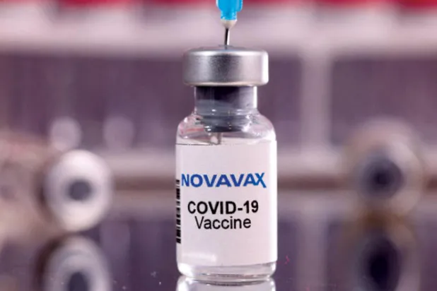 عينة من لقاح «نوفاكس» (رويترز)