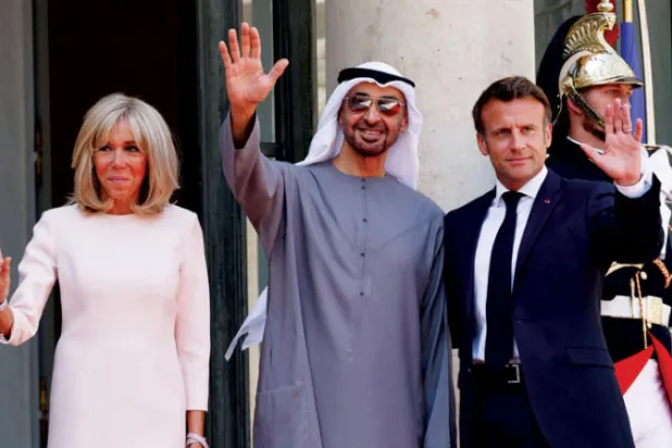 الرئيس الفرنسي إيمانويل ماكرون وزوجته بريجيت ماكرون يستقبلان الشيخ محمد بن زايد في غداء عمل بقصر الإليزيه في باريس أمس (أ.ف.ب)