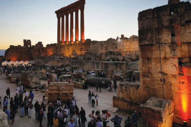 زوار مهرجانات بعلبك قبل بدء العرض (أ.ب)