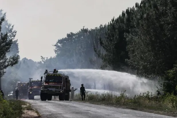 رجال الإطفاء يحاولون السيطرة على حريق غابة بالقرب من لوشاتس في جيروند جنوب غربي فرنسا (أ.ف.ب)