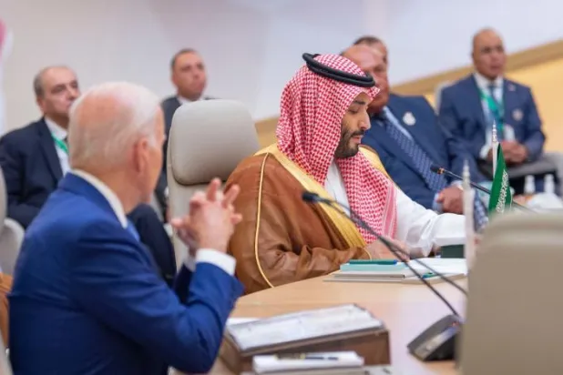 Suudi Arabistan Veliaht Prensi Muhammed bin Selman ve ABD Başkanı Joe Biden, Cidde Güvenlik ve Kalkınma Zirvesi’nde. (SPA)  