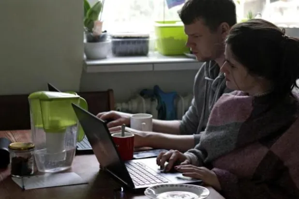 Evden çalışan kişiler, üretkenliklerinin arttığını belirtti (Reuters)