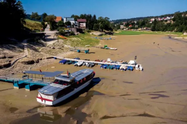 جھیل برینٹز کا ایک فضائی منظر دیکھا جا سکتا ہے جو دریائے ڈوب کا حصہ ہے جسے فرانس اور سوئٹزرلینڈ کے درمیان قدرتی سرحد سمجھا جاتا ہے اور یہ دریا حال ہی میں بارش اور گرمی کی لہروں کی کمی کی وجہ سے سوکھ گیا ہے (اے ایف پی)