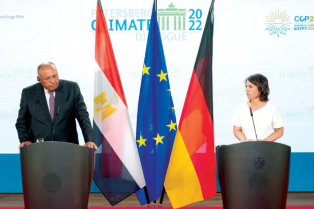 شكري وبيربوك في مؤتمر صحافي مشترك ببرلين أمس (رويترز)