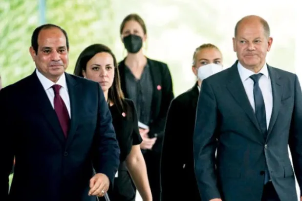 صدر سیسی اور چانسلر شولز کو موسمیاتی کانفرنس  میں شرکت کے لئے جاتے ہوئے دیکھا جا سکتا ہے (ڈی پی اے)