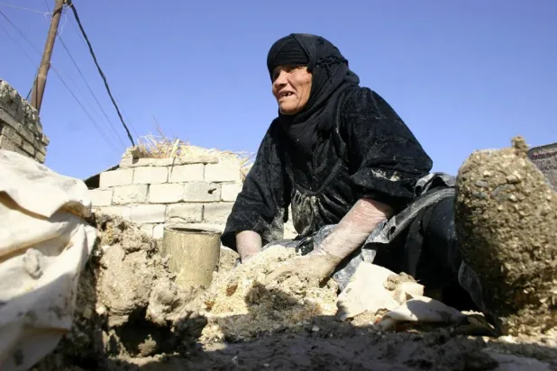 Irak'ta özellikle kuşatma döneminde herkesin evde ekmek yaptığı dönemler oldu (AFP)