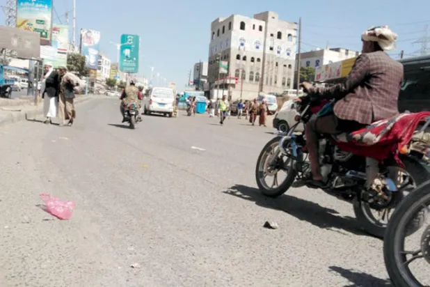 جانب من الطريق الرئيسي في محافظة إب بالقرب من دوار العدين حيث يربطها بمحافظة ذمار والعاصمة صنعاء من جهة ومحافظة تعز من جهة ثانية (الشرق الأوسط)