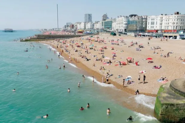 برطانیہ میں برائٹن بیچ کو گرم موسم سے بھاگنے والوں کے لیے پناہ گاہ کے طور پر دیکھا جا سکتا ہے (رائٹرز)