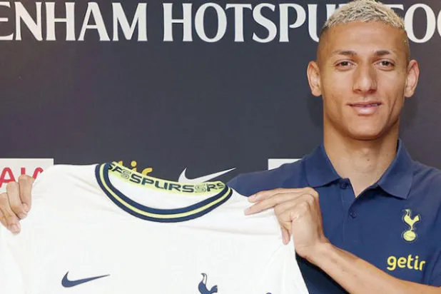 عملية تقييم توتنهام للبرازيلي ريتشارليسون تؤكد أن ما يحدث  في سوق الانتقالات أمر يفوق الخيال (غيتي)