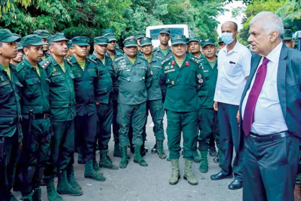 الرئيس السريلانكي الجديد يخاطب جنوداً خارج مقر البرلمان أمس (أ.ف.ب)