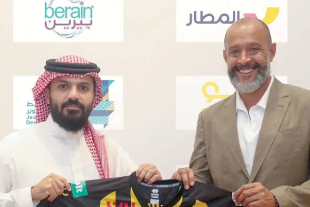 سانتو بعد توقيعه العقد مع الاتحاد (المركز الإعلامي بنادي الاتحاد)