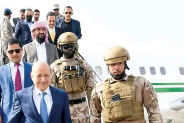 العلیمی کو جدہ سے واپس ہونے کے بعد عدن پہنچنے کے وقت دیکھا جا سکتا ہے (سبا)