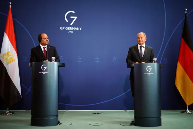German Chancellor Olaf Scholz (R) and Egyptian President Abdel Fattah al-Sisi attend a joint press conference at the Chancellery in Berlin, Germany, 18 July 2022. (EPA)