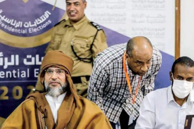 سيف الإسلام القذافي خلال تقدمه بأوراقه للترشح في الانتخابات الرئاسية في 14 نوفمبر 2021 (رويترز)