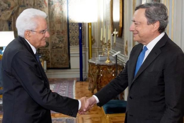الرئيس الإيطالي سيرجيو ماتاريلا (يسار) يصافح رئيس الوزراء المستقيل ماريو دراغي (رويترز)