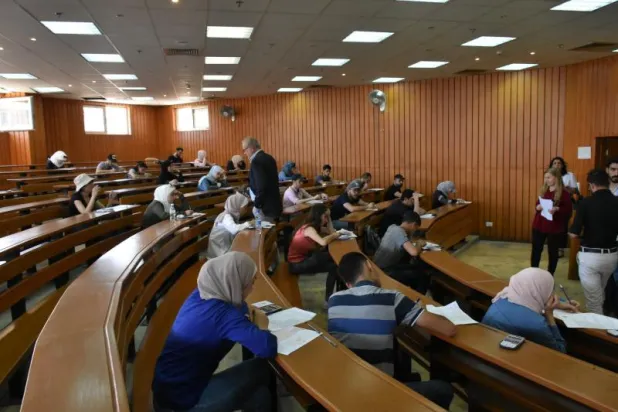 طلاب في أحد مدرجات جامعة دمشق (فيسبوك)