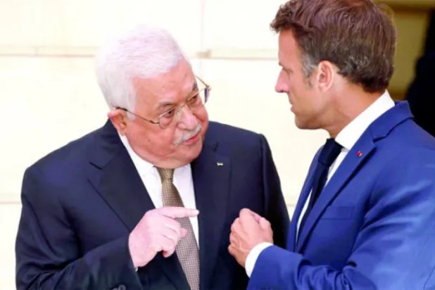 عباس اور میکرون کو کل ایلیزیہ میں ملاقات کے دوران دیکھا جا سکتا ہے (رائٹرز)