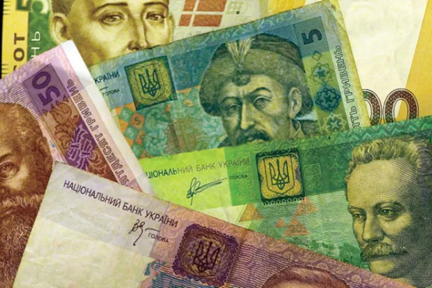 خفض البنك المركزي الاوكراني قيمة العملة الوطنية مقابل الدولار بنحو 25% لحماية الاحتياطي (غيتي)