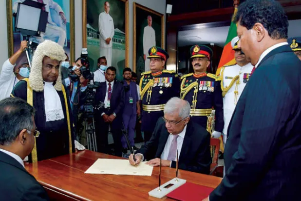 الرئيس السريلانكي الجديد خلال مراسم أداء اليمين في البرلمان أمس (أ.ف.ب)