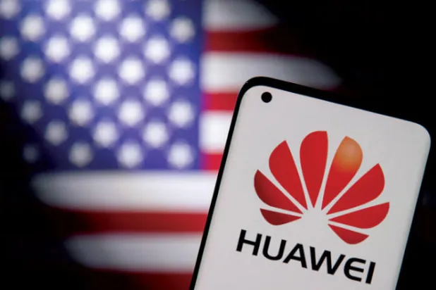 هاتف محمول يعرض شعار هواوي (رويترز)