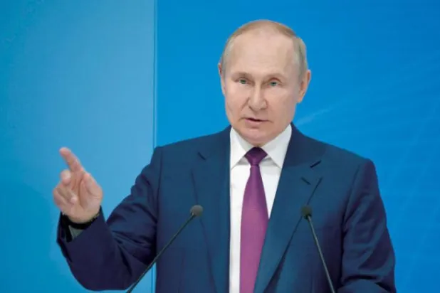 پوٹن عالمی نظم و نسق کے دو ماڈلز کے درمیان تصادم پر بات کرتے ہوئے۔ (ا.ف.ب)