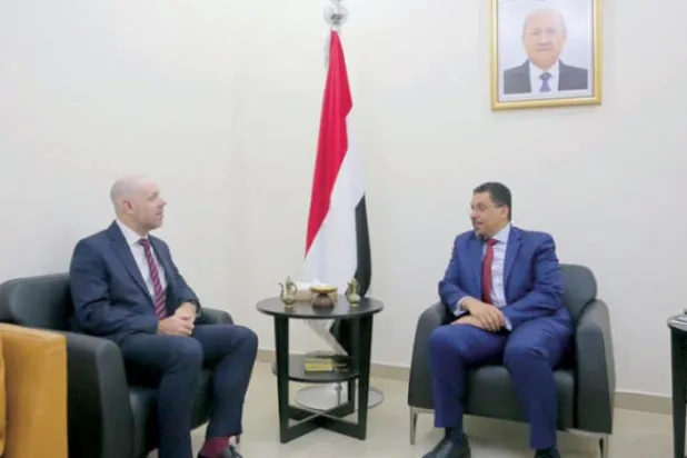 یمن کے وزیر خارجہ احمد بن مبارک کی یمن میں برطانوی سفیر کے ساتھ ریاض میں بدھ کے روز ہونے والی ملاقات کا منظر (سبا)