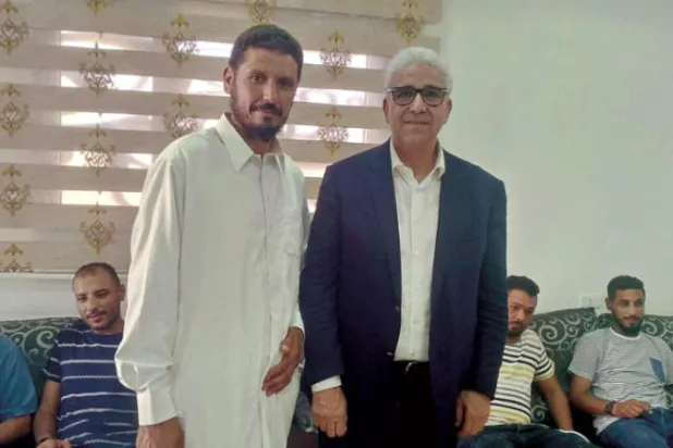 باشاغا مستقبلاً مواطنين من مصراتة بمنزله في المدينة مساء الأربعاء (صفحة فتحي باشاغا على «فيسبوك»)