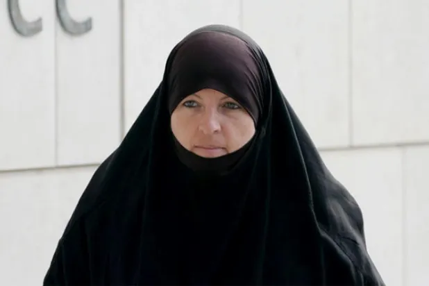 ليزا سميث لدى وصولها إلى المحكمة أمس (د.ب.أ)