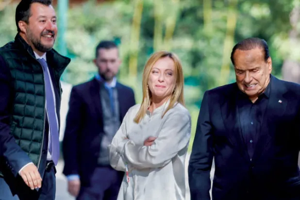 زعيمة «إخوان إيطاليا» تتوسط سالفيني وبيرلوسكوني بروما في 20 أكتوبر 2021 (رويترز)