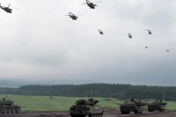 مروحيات للجيش الياباني تحلق خلال مناورة عسكرية في غوتيمبا على سفح جبل فوجي (أرشيفية- أ.ف.ب)