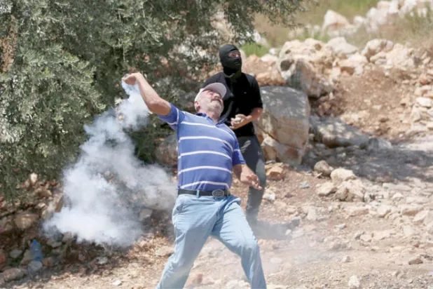 صدامات بين الفلسطينيين والقوات الإسرائيلية احتجاجاً على البؤر الاستيطانية في قرية كفر قدوم (أ.ف.ب)