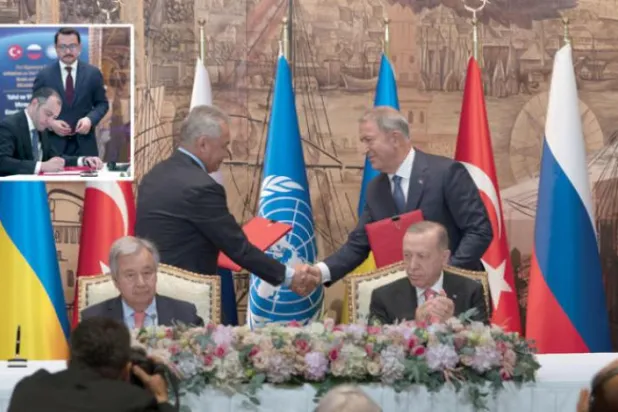 اردوغان اور گوٹیرس کی موجودگی میں روسی اور ترکی کے وزرائے دفاع نے کل استنبول میں اناج کی برآمد کے معاہدے پر دستخط کرنے کے لیے دستاویزات کا تبادلہ کیا ہے اور دائرہ میں یوکرین کے انفراسٹرکچر کے وزیر کو معاہدے  پر دستخط کرتے ہوئے دیکھا جا سکتا ہے (بی پی اے)