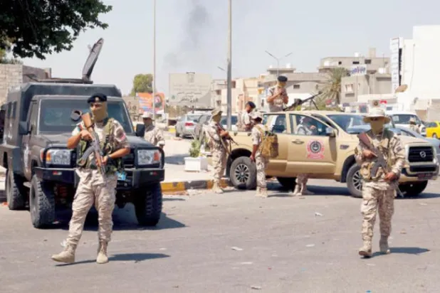 لیبیا کے دارالحکومت کی ایک گلی میں کل جھڑپوں والے علاقوں کے قریب ایک فوجی دستہ کو دیکھا جا سکتا ہے (اے بی)