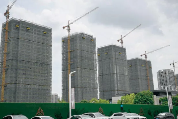 مبانٍ تحت الإنشاء تابعة لشركة «إيفرغراند» في قوانغتشو الصينية (أ.ف.ب)