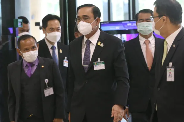 لحظة وصول رئيس الوزراء إلى اجتماع قبل مناقشة سحب الثقة في مجلس النواب في البرلمان (إ.ب.أ)