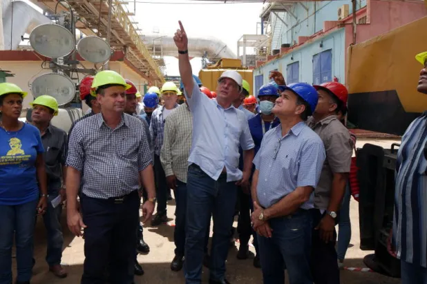 الرئيس الكوبي ميغيل دياز كانيل (وسط) يزور محطة حرارية لتوليد الكهرباء في سنتياغو دي كوبا (إ.ب.أ)