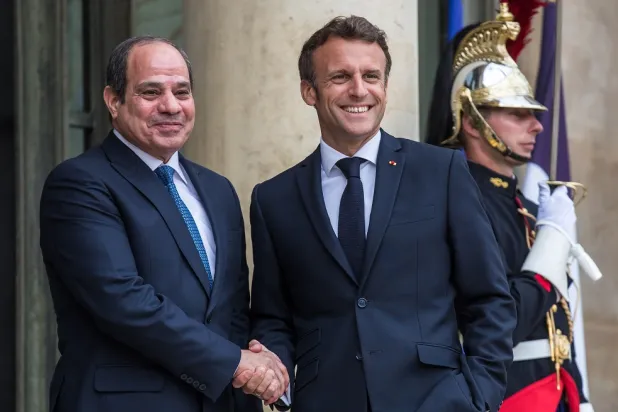 French President Emmanuel Macron (R) welcomes Egyptian President Abdel Fattah al-Sisi (L), before their meeting at the Elysee Palace in Paris, France, 22 July 2022. (EPA)