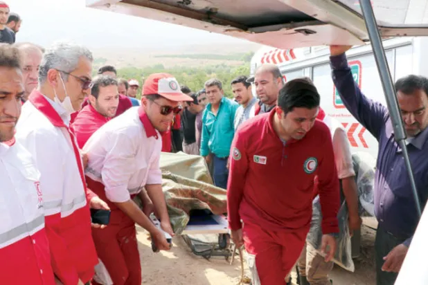 «الهلال الأحمر» الإيراني ينقل جثمان أحد ضحايا سيول بمحافظة فارس أمس (إ.ب.أ)