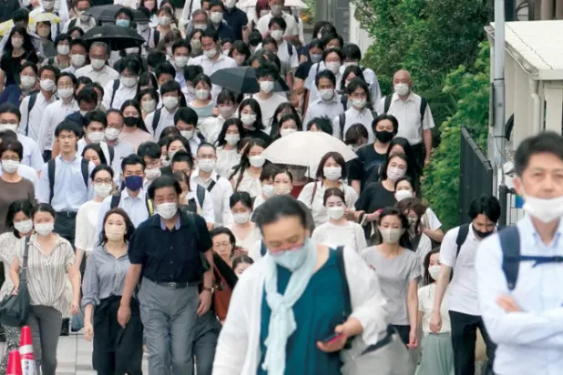 يابانيون في طوكيو خلال ساعة الذروة الصباحية (أ.ب)