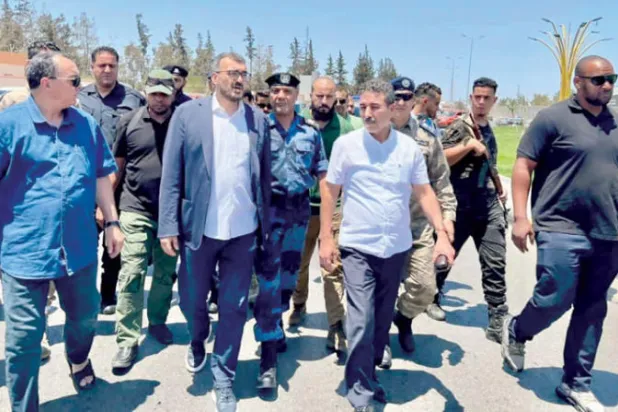 بدر الدين التومي رفقة وزير الداخلية بحكومة الدبيبة المُكلف أثناء تفقد منطقة عين زارة بطرابلس (حكومة «الوحدة»)