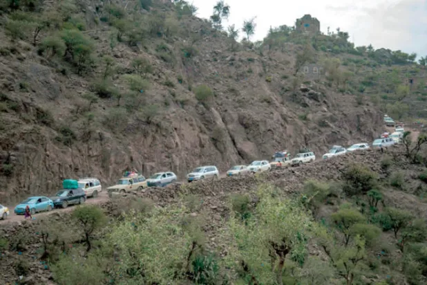 حصار الحوثيين يضني اليمنيين لدى استخدامهم طرقاً وعرة للتنقل من وإلى تعز (أ.ف.ب)